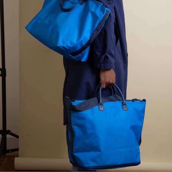 ✨ NEW WITH TAGS ✨ cincha the expandable tote in cerulean - Picture 7 of 13